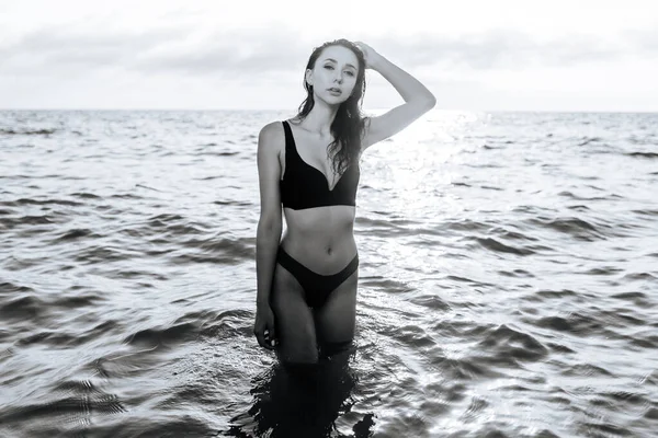 Girl Standing Sea Black White — Stock Photo, Image
