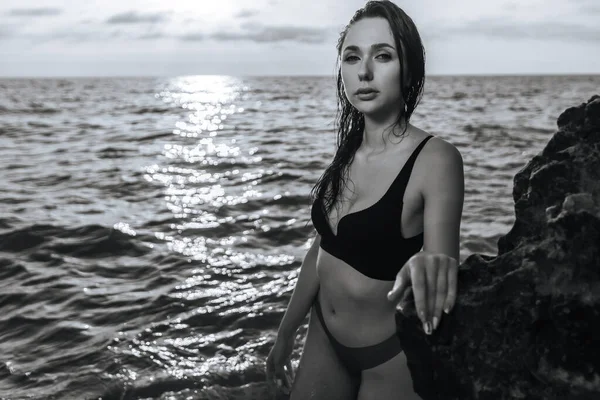 Schwarz Weißes Porträt Eines Mädchens Meer Der Nähe Der Steine — Stockfoto