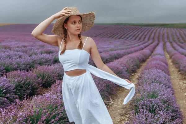 白いドレスの女の子とラベンダー畑の麦藁帽子 — ストック写真