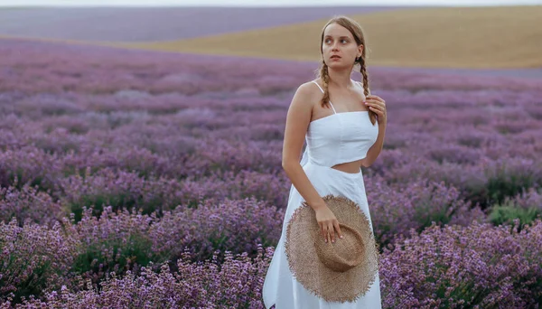 Una Hermosa Joven Vestido Blanco Con Sombrero Camina Por Campo —  Fotos de Stock