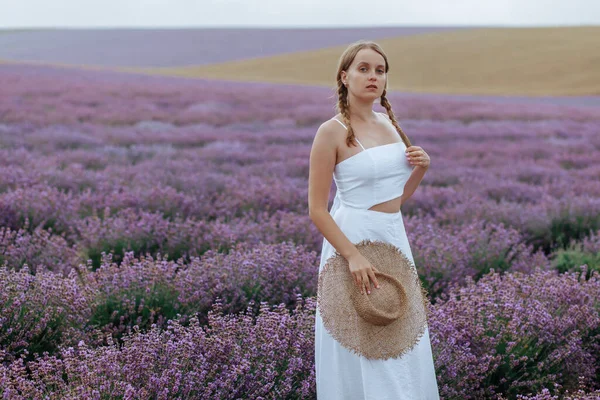 Una Bella Giovane Donna Vestita Bianco Con Cappello Cammina Attraverso — Foto Stock