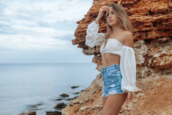 Una Chica Pantalones Cortos Mezclilla Una Blusa Blanca Transparente Playa —  Fotos de Stock