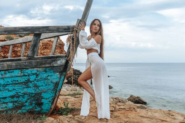 Mujer Sexy Vestido Blanco Barco Destrozado Una Costa Rocosa —  Fotos de Stock