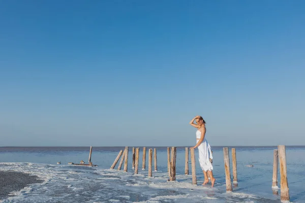 Uma Menina Vestido Branco Lago Sal Sasyk Sivash Crimeia — Fotografia de Stock