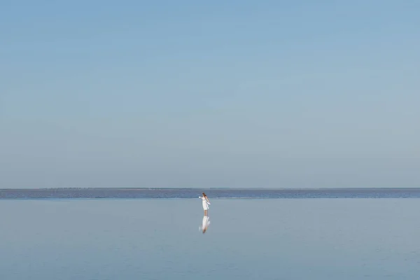 Uma Menina Vestido Branco Lago Sal Sasyk Sivash Crimeia — Fotografia de Stock