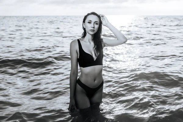 Gadis Itu Berdiri Laut Hitam Dan Putih Stok Foto Bebas Royalti