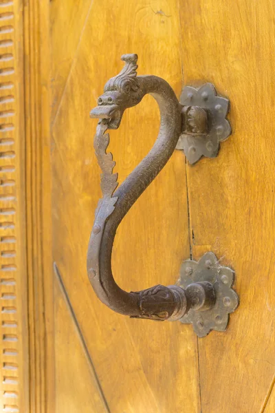 Кованая железная дверь — стоковое фото