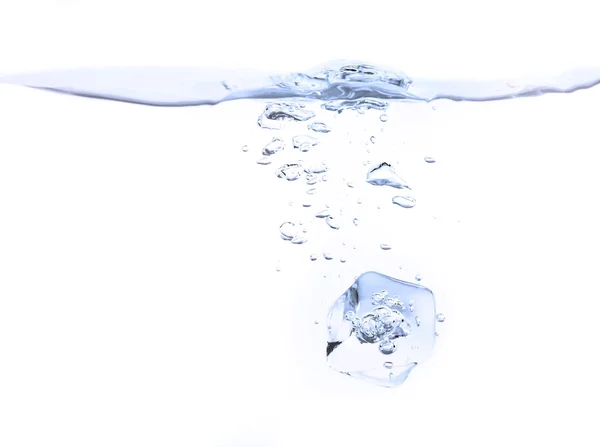De ijsblokjes in water — Stockfoto