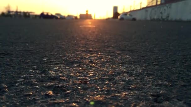 Deporte Chica corriendo en la puesta del sol — Vídeo de stock