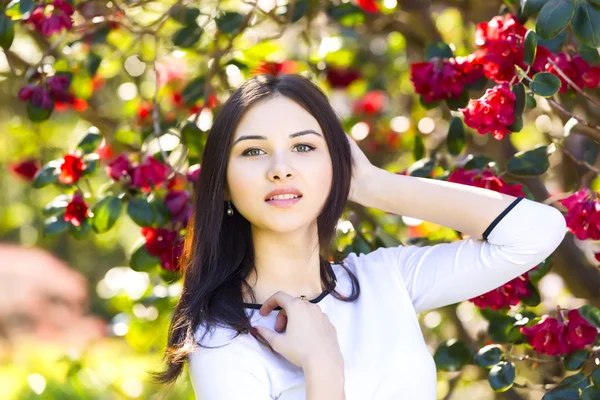 Mooie jongedame met lange rechte donker haar poseren in spr — Stockfoto