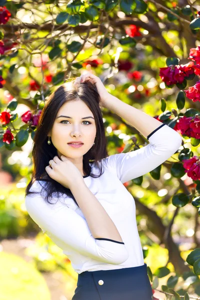 Mooie jongedame met lange rechte donker haar poseren in spr — Stockfoto