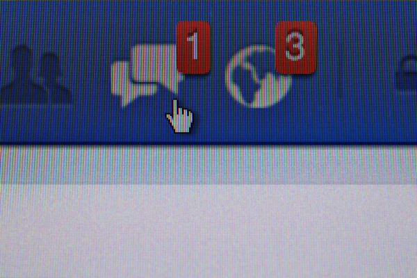 Facebook повідомлення та сповіщення сповіщати значки на монітор комп'ютера — стокове фото