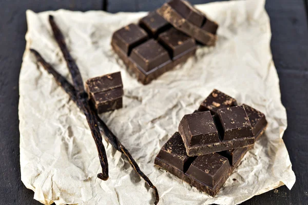 Trozos de barra de chocolate negro y vainilla — Foto de Stock