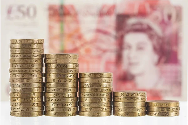 Columns of British Pound Sterling coins in decreasing heights — Stock Photo, Image