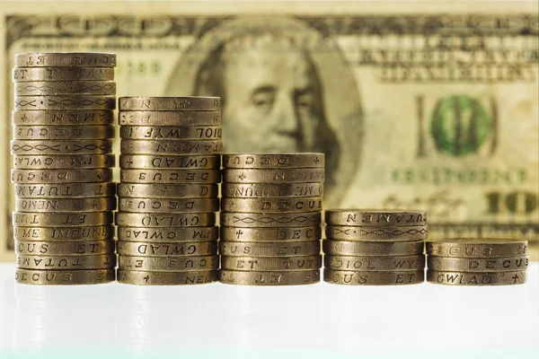 Kolumner med British Pound Sterling mynt i fallande höjder — Stockfoto