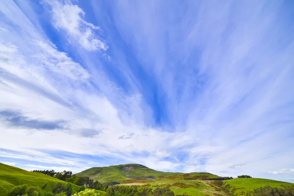 Paysage paysage de vallée verte, colline et ciel bleu nuageux — Photo