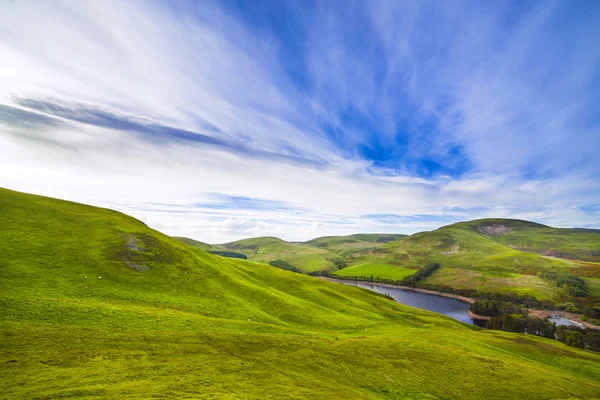 Liggande landskap av gröna dalen, hill, floden och mulen himmel — Stockfoto