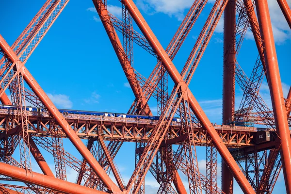 Pociąg pokonuje most kolejowy w Edinburgh, Szkocja — Zdjęcie stockowe