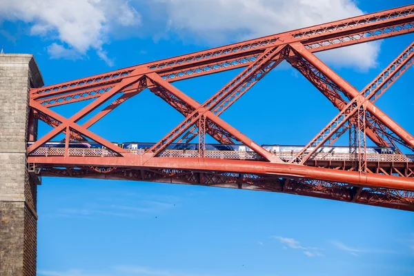 Comboio atravessa a Ponte Ferroviária Forth em Edimburgo, Escócia — Fotografia de Stock