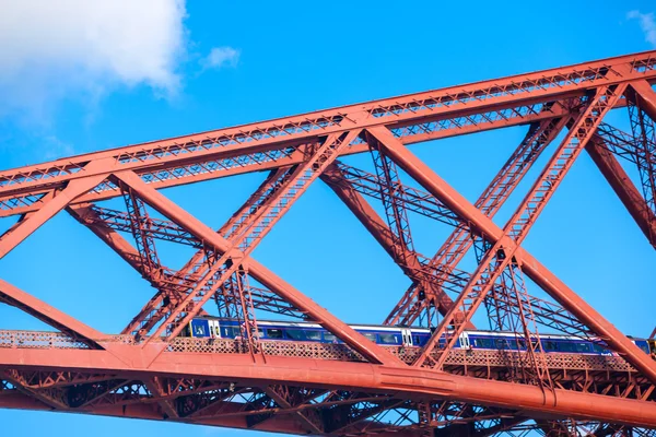 Τρένο διασχίζει τη σιδηροδρομική γέφυρα Forth Εδιμβούργο, Σκωτία — Φωτογραφία Αρχείου