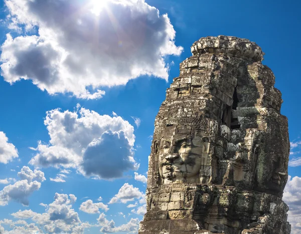 Αρχαία πέτρα πρόσωπα του βασιλιά Jayavarman Vii στο ναό The Bayon, — Φωτογραφία Αρχείου