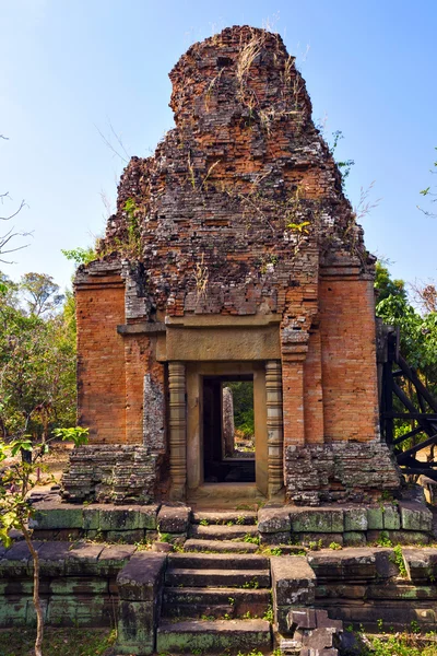 Phnom Bakheng Tapınağı'nda Angkor Wat karmaşık kalıntıları — Stok fotoğraf