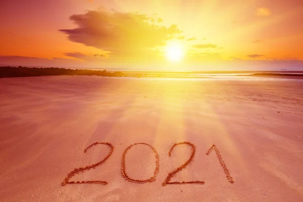 2021 Napis Mokrej Piaszczystej Plaży Ebb Koncepcja Obchodów Nowego Roku Zdjęcie Stockowe
