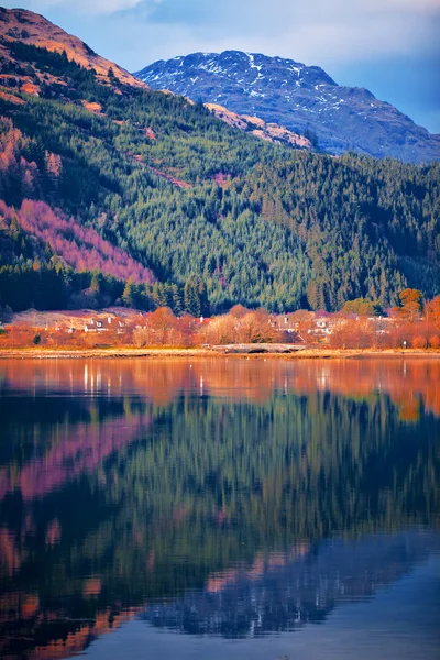 丘の斜面と山のカラフルな風景 — ストック写真