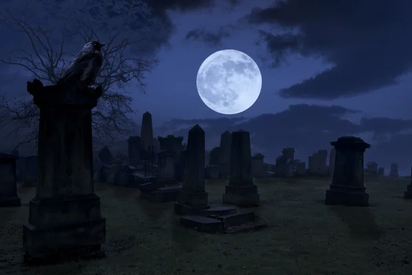 Gruselige Nacht auf dem Friedhof mit alten Grabsteinen, Vollmond und Bla — Stockfoto