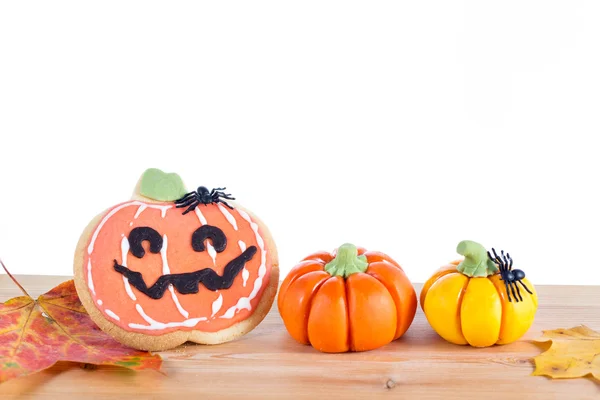 Arranjo de Halloween com biscoitos e abóboras — Fotografia de Stock