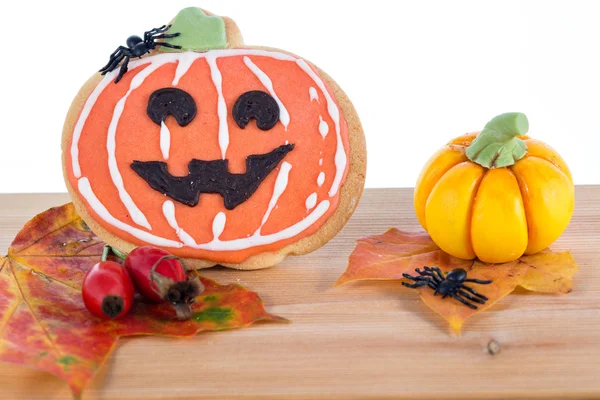 Halloween arrangement with cookie and pumpkins — Stock Photo, Image