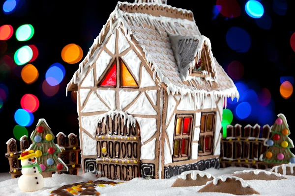 Peperkoek huis en sneeuwpop — Stockfoto
