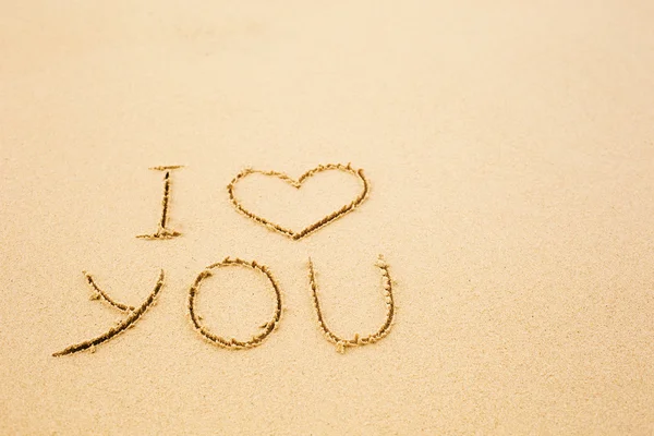 Ik hou van je geschreven op natte gele strand zand — Stockfoto