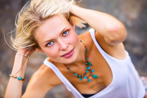 Young blonde woman posing outdoor — Stock Photo, Image