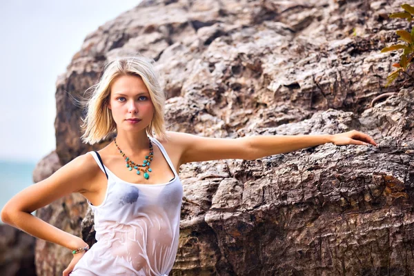 金髪女性が岩が多い海岸でポーズ — ストック写真