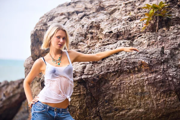 Mujer rubia posando en la costa rocosa del mar —  Fotos de Stock