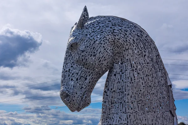 Kelpies paarden hoofden sculpturen — Stockfoto