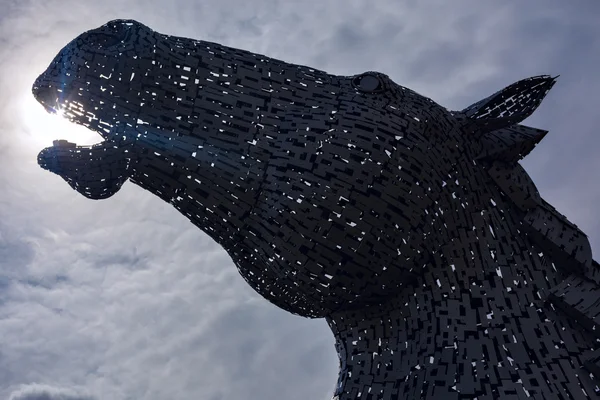 Kelpies paarden hoofden sculpturen — Stockfoto