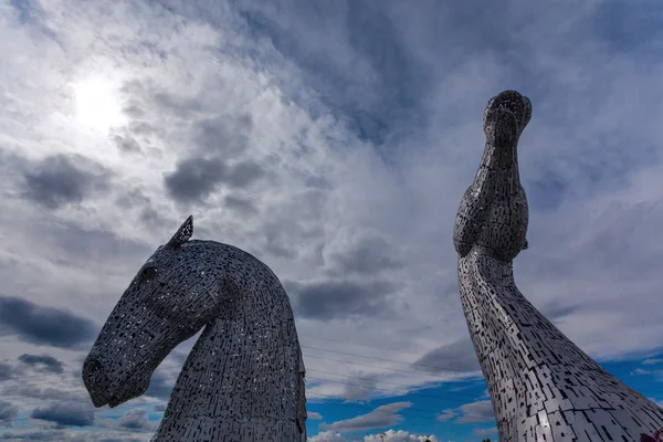 Kelpies cavalos cabeças esculturas — Fotografia de Stock