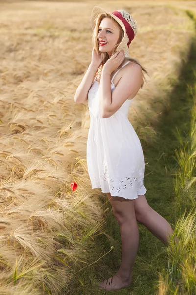 Vrolijke mooie jonge blonde meisje in witte jurk met stro h — Stockfoto