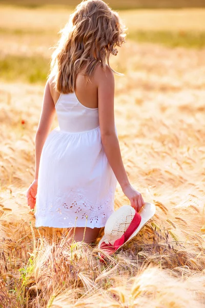 麦藁帽子と白いドレスで孤独な美しい若いブロンドの女の子 — ストック写真