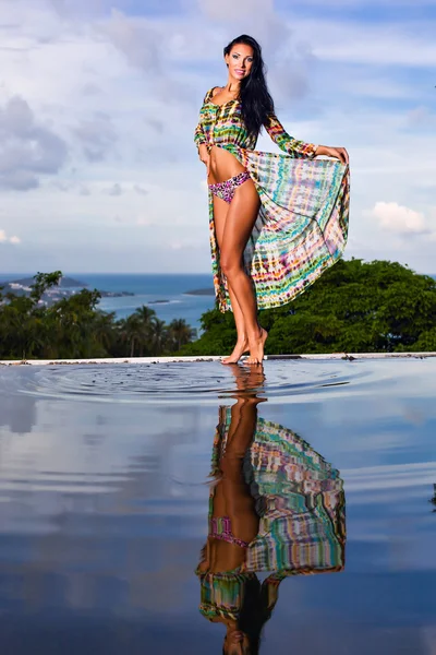Bonita modelo morena en bikini posando en la piscina — Foto de Stock