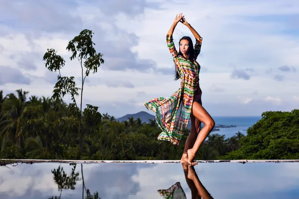 Modelo morena bonita em biquíni posando na piscina — Fotografia de Stock