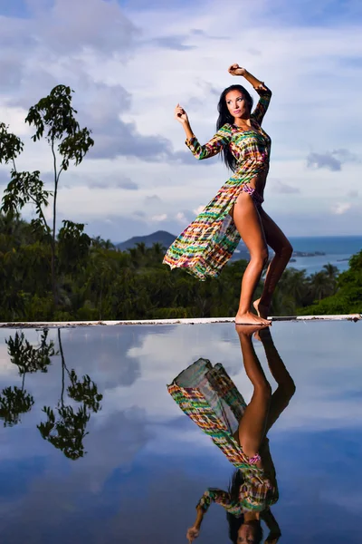 Jolie modèle brune en bikini posant à la piscine — Photo