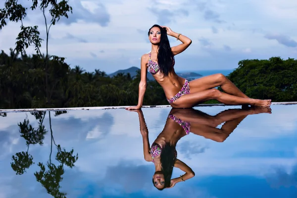 Modelu dość brunetka w bikini pozowanie na basenie — Zdjęcie stockowe