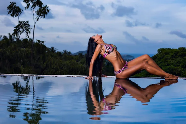 Jolie modèle brune en bikini posant à la piscine — Photo