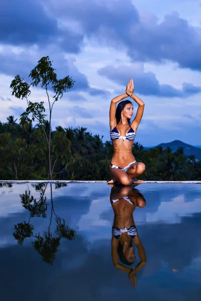 Jolie modèle brune en bikini posant à la piscine — Photo