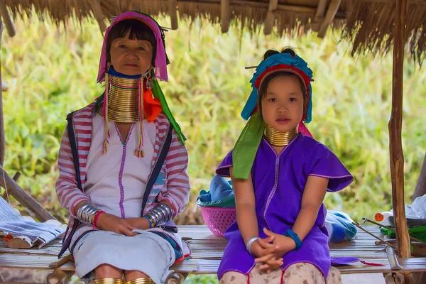 Karen mujer tribal de Padaung largo cuello colina tribu aldea — Foto de Stock