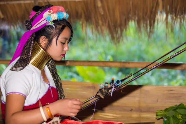 Karen tribal chica de Padaung largo cuello colina tribu aldea — Foto de Stock