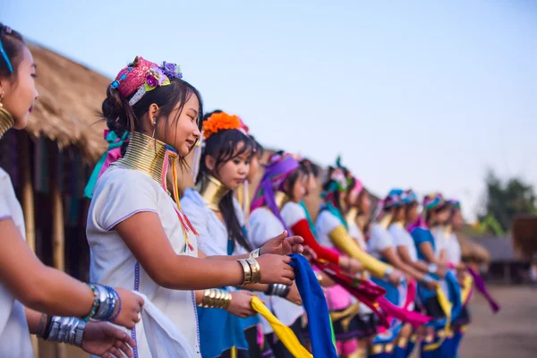 Karen tribal girls from Padaung long neck hill tribe village — Stock Photo, Image